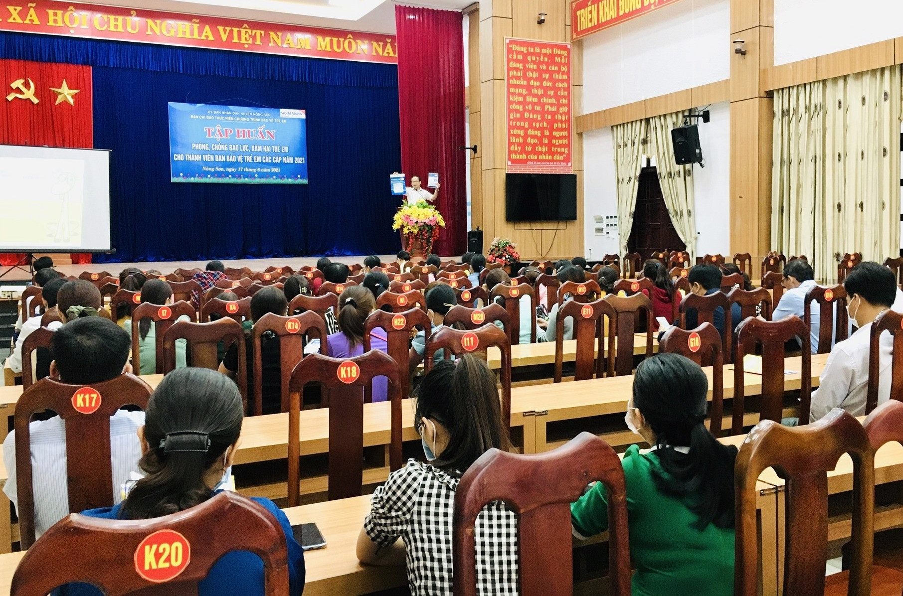 Tập huấn phòng chống bạo lực, xâm hại trẻ em cho ban bảo vệ trẻ em các cấp trên địa bàn huyện Nông Sơn. Ảnh: TÂM LÊ