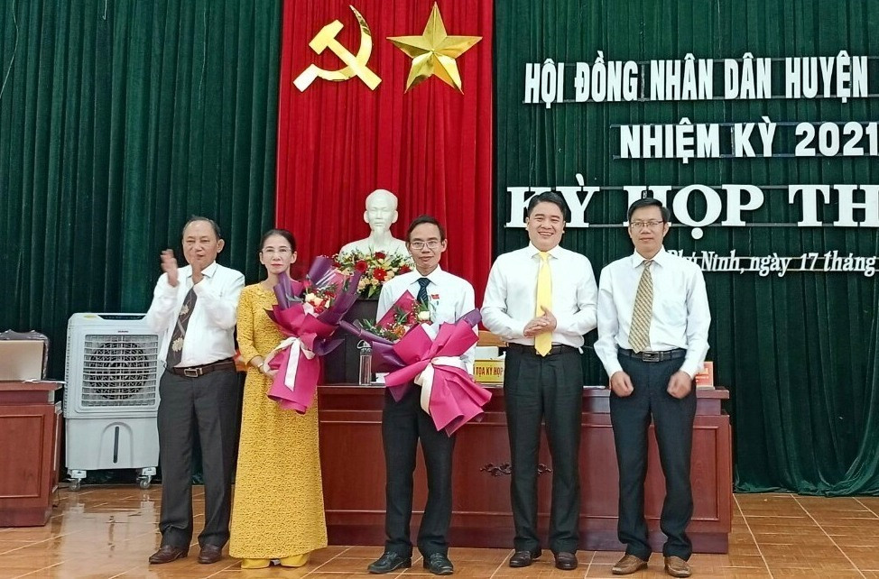 Phó Chủ tịch UBND tỉnh Trần Văn Tân tặng hoa chúc mừng các đồng chí được bầu giữ các chức vụ chủ chốt của UBND huyện Phú Ninh. Ảnh: H.Đ