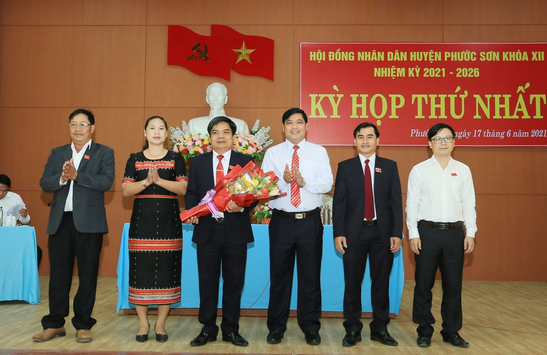 Đồng chí Nguyễn Mạnh Hà tặng hoa chúc mừng các đồng chí tái cử. Ảnh: Q.K
