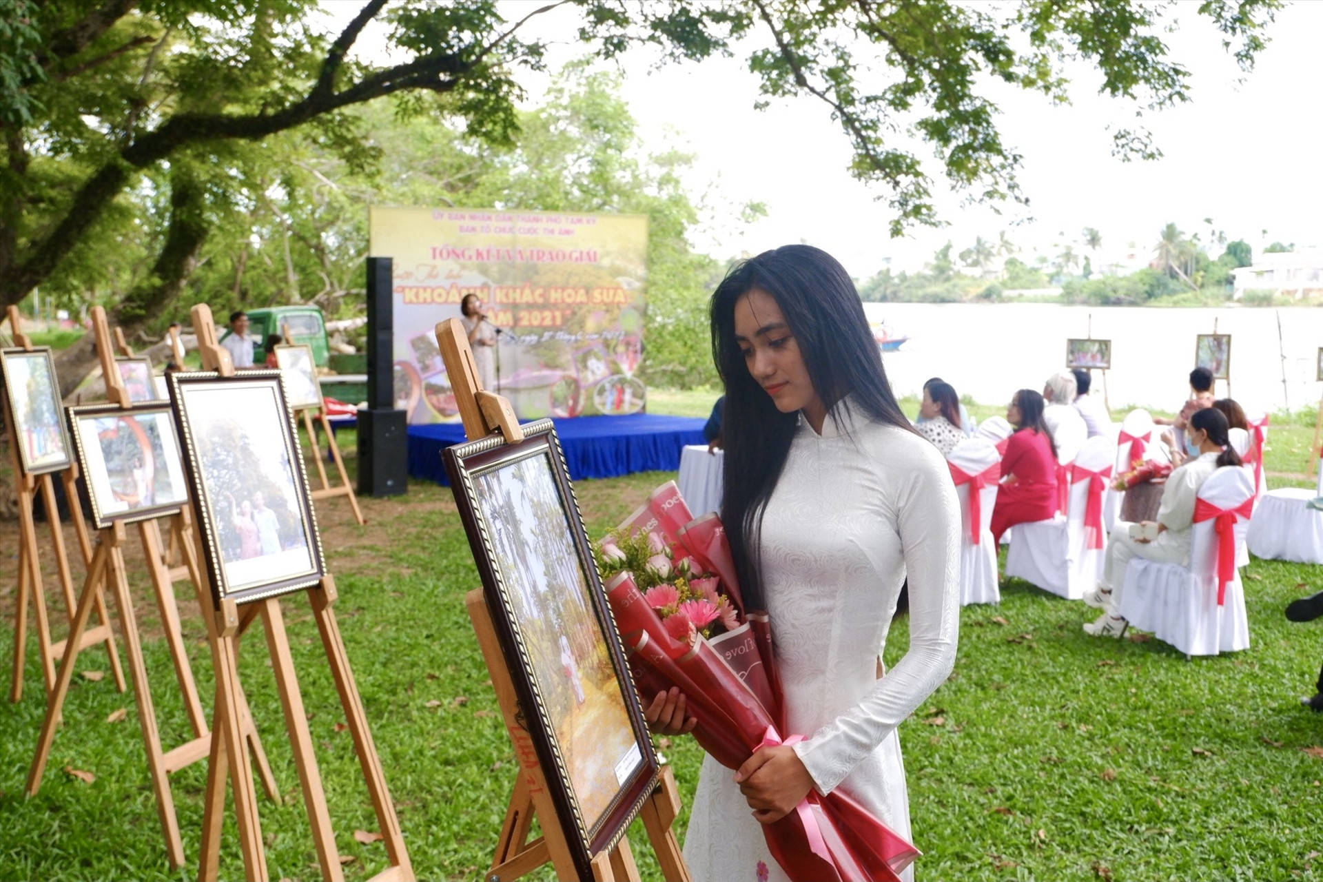 Các tác phẩm được giải cuộc thi ảnh “Khoảnh khắc mua hoa sưa năm 2021” được chọn trưng bày tại Khu vực Vườn Cừa, Phường Hòa Hương. Ảnh: X.H