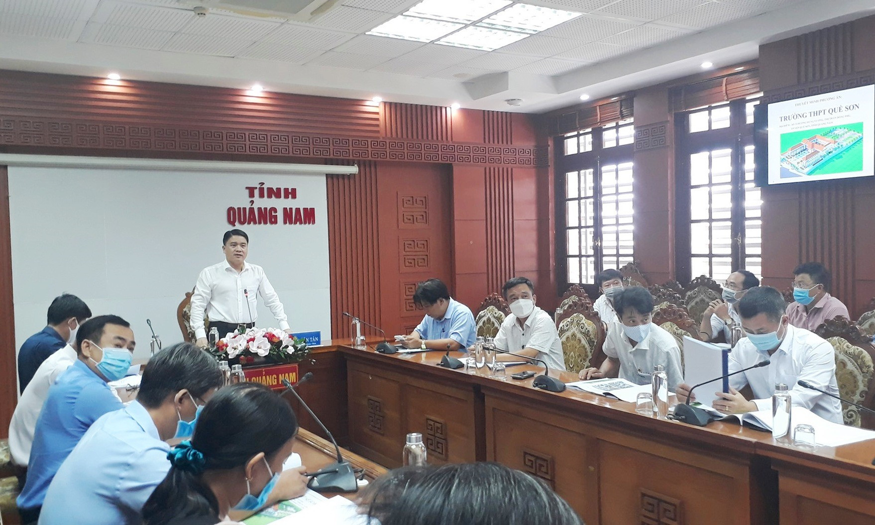 Phó Chủ tịch UBND tỉnh Trần Văn Tân đề nghị đơn vị thiết kế chỉnh sửa và sớm hoàn thiện để trình UBND tỉnh phê duyệt. Ảnh: X.P