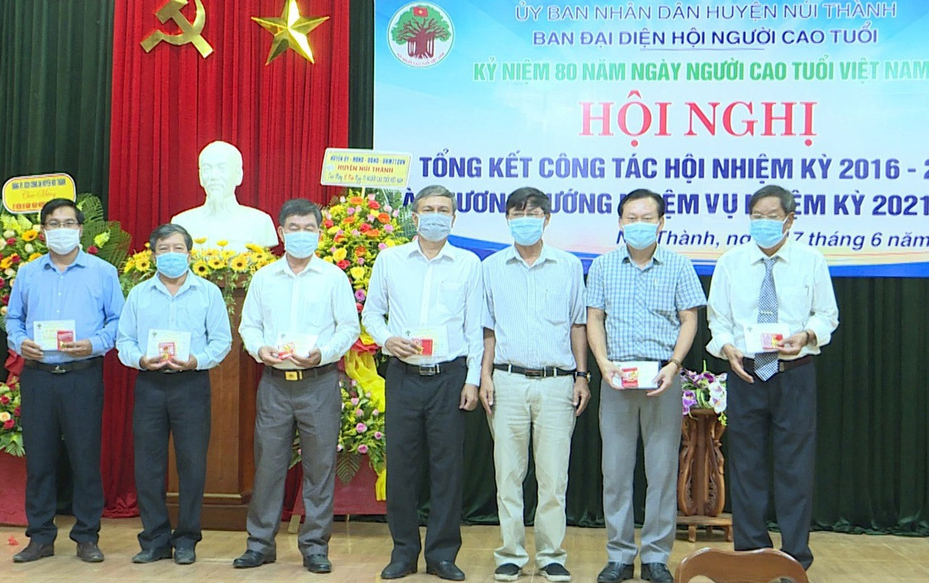 trao kỷ niệm chương “Vì sự nghiệp chăm sóc và phát huy vai trò NCT Việt Nam” của Hội NCT Việt Nam cho 8 cá nhân.