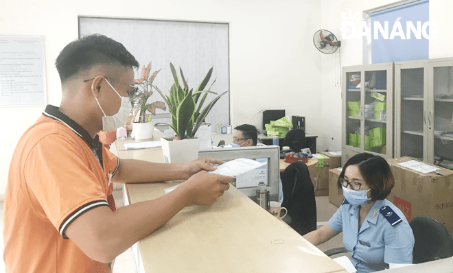 Hỗ trợ doanh nghiệp thông quan hàng hóa nhanh chóng là giải pháp để tăng thu ngân sách từ hoạt động xuất, nhập khẩu.  Trong ảnh: Hoạt động tại bộ phận Một cửa của Chi cục Hải quan Cửa khẩu Cảng Đà Nẵng. Ảnh: M.QUẾ