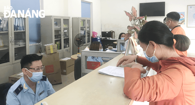 Phát triển quan hệ đối tác giữa hải quan và doanh nghiệp là cam kết của ngành hải quan thành phố với cộng đồng doanh nghiệp. Trong ảnh: Doanh nghiệp đến giao dịch tại bộ phận Một cửa Chi cục Hải quan  Cửa khẩu Cảng Đà Nẵng. Ảnh: M.QUẾ