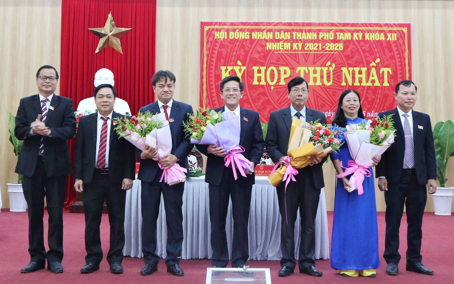 Ông Trần Nam Hưng (giữ) được bầu giữ chức Chủ tịch HĐND TP.Tam Kỳ khóa XII. Ảnh: X.P