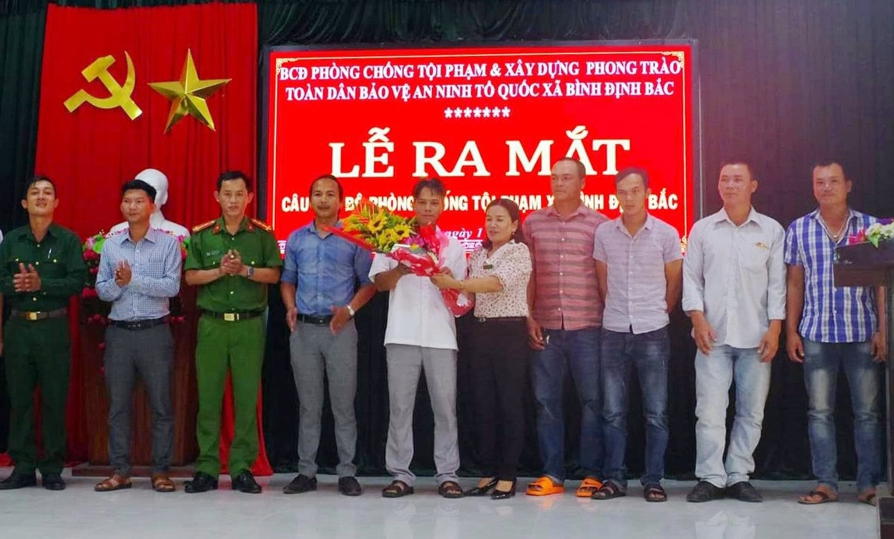 Buổi lễ ra mắt Câu lạc bộ phòng chống tội phạm xã Bình Định Bắc.