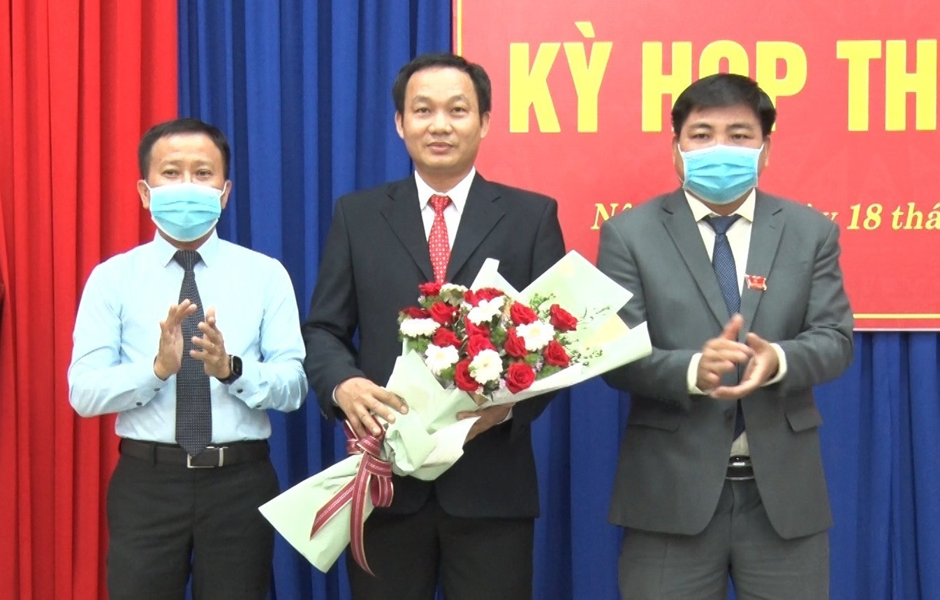 Lãnh đạo huyện Nông Sơn tặng hoa chúc mừng đồng chí Ngô Văn Sỹ tái cử chức danh Chủ tịch HĐND huyện. Ảnh MINH THÔNG