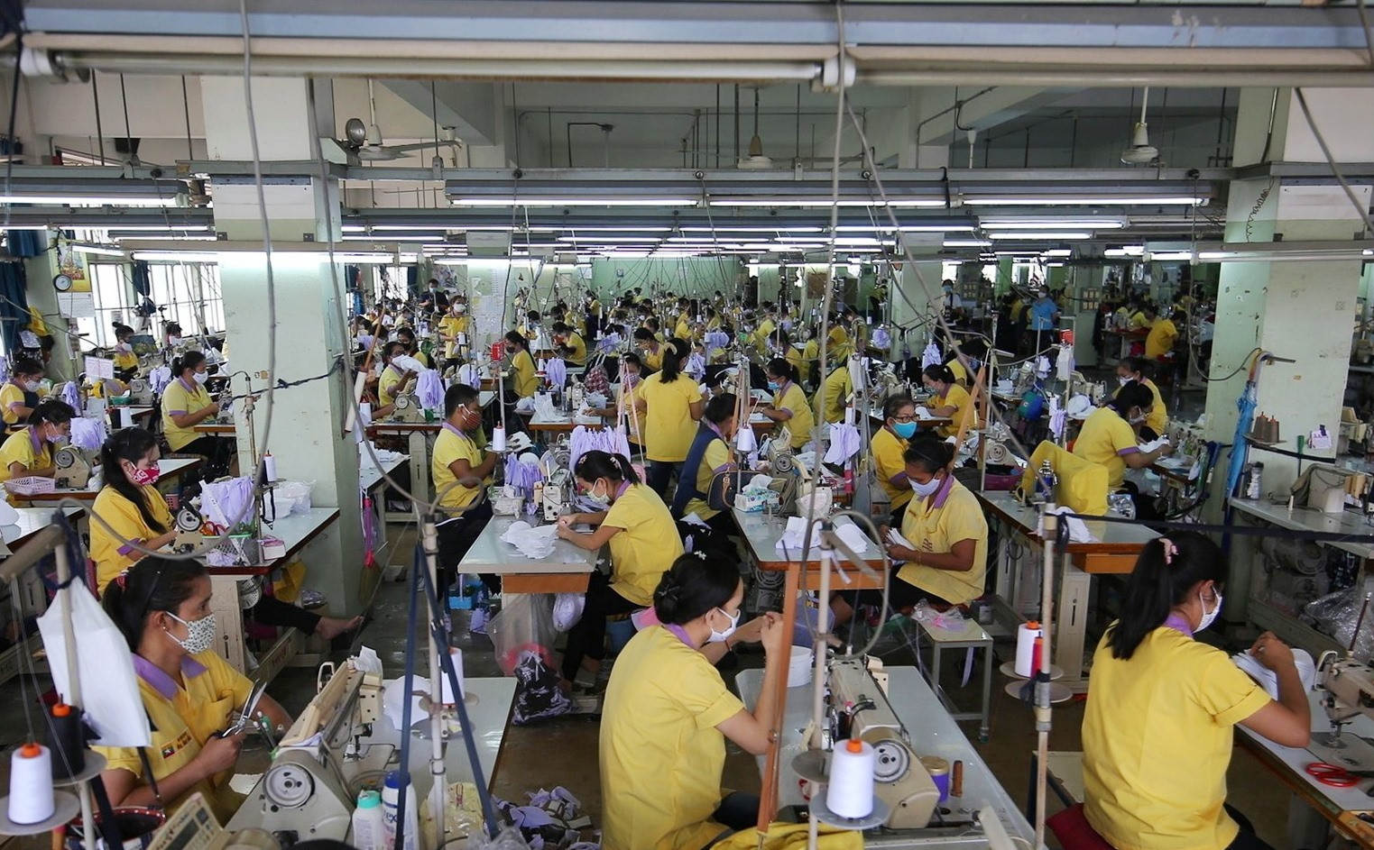 Các nhà máy tại Thái Lan nỗ lực duy trì sản xuất, vừa chống dịch Covid-19. Ảnh: Thaipbs