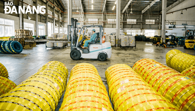 Hoạt động sản xuất tại Công ty CP Cao su Đà Nẵng. Ảnh: LÊ HỮU HƯNG