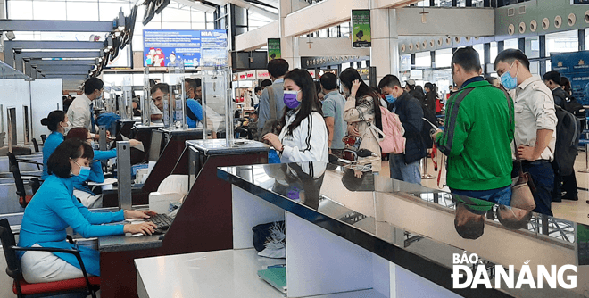 Triển khai nhanh chiến lược phòng, chống Covid-19 theo phương án “5K +vắc-xin” để ngành du lịch và vận tải quay trở lại hoạt động. Trong ảnh: Hoạt động vận tải tại Cảng Hàng không quốc tế Đà Nẵng. Ảnh: TRIỆU TÙNG