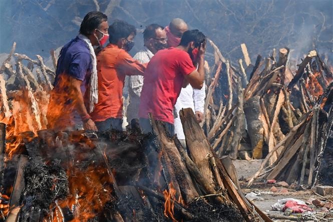 Hỏa táng bệnh nhân tử vong do COVID-19 tại nghĩa trang ở New Delhi, Ấn Độ. Ảnh: AFP/TTXVN