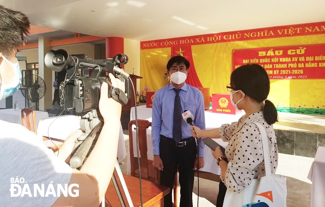 Việc cung cấp thông tin cho báo chí có thể bằng văn bản, trên trang thông tin điện tử tổng hợp, họp báo, trả lời phỏng vấn và các hình thức khác. Trong ảnh: Lãnh đạo quận Sơn Trà trả lời báo chí tại một điểm bầu cử đại biểu Quốc hội khóa XV và đại biểu HĐND các cấp nhiệm kỳ 2021-2026. Ảnh: ĐẮC MẠNH
