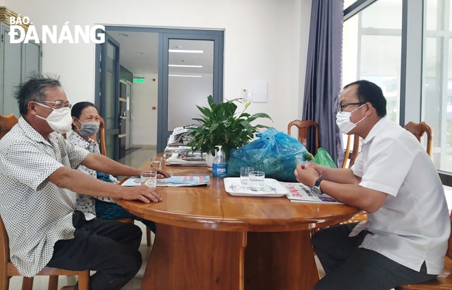 Phóng viên Phòng Cuối tuần - Bạn đọc Báo Đà Nẵng tiếp nhận thông tin, phản ánh từ bạn đọc. Ảnh: THANH TÌNH