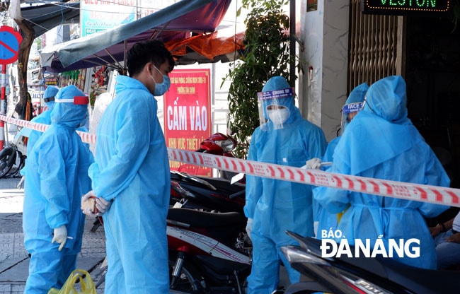 UBND quận Thanh Khê đã thiết lập vùng cách ly y tế nên việc lấy mẫu xét nghiệm SARS-CoV-2 được đi đến từng hộ dân cụ thể. Ảnh: PHAN CHUNG
