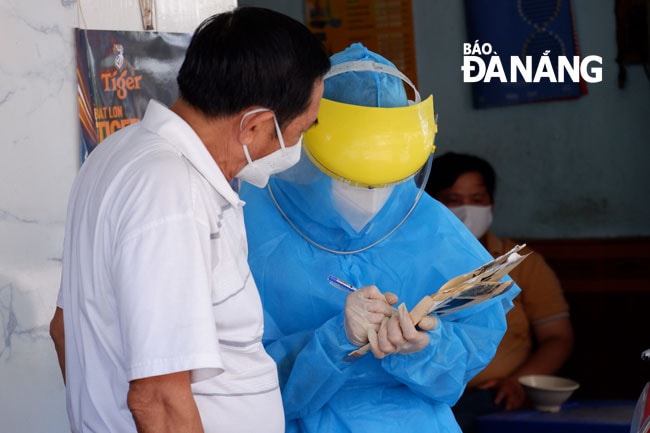 Người dân hỗ trợ, hợp tác nên việc lấy mẫu diễn ra thuận lợi. Ảnh: PHAN CHUNG