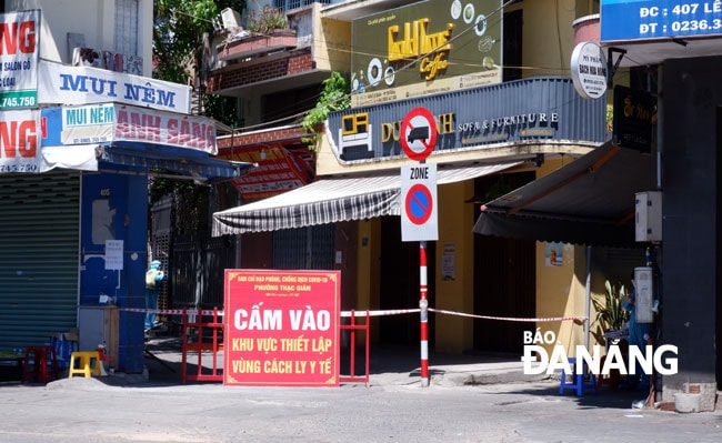 Toàn bộ khu dân cư tại trục đường Lê Duẩn-Hùng Vương-Hoàng Hoa Thám (quận Thanh Khê) đã được thiết lập cách ly y tế để kiểm soát dịch bệnh. Ảnh: PHAN CHUNG