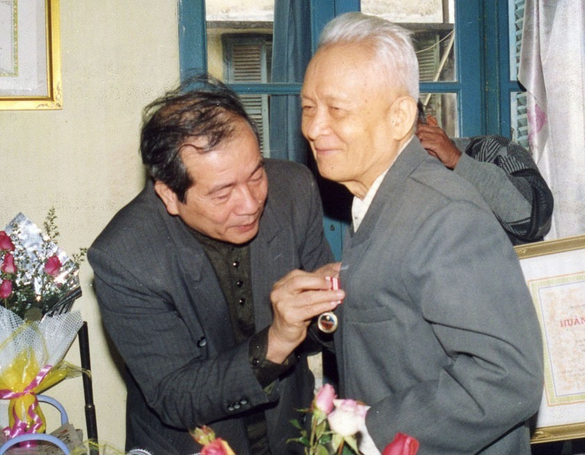 Chủ tịch Hội Nhà văn Việt Nam Hữu Thỉnh trao Huân chương Độc lập cho nhà văn Võ Quảng.