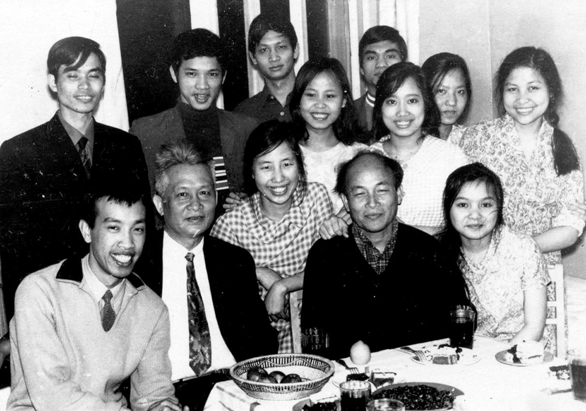 Võ Quảng (ngồi, thứ 2 từ trái qua) và Tô Hoài (ngồi, thứ 4 từ trái qua) với các lưu học sinh, sinh viên Việt Nam tại Liên Xô.