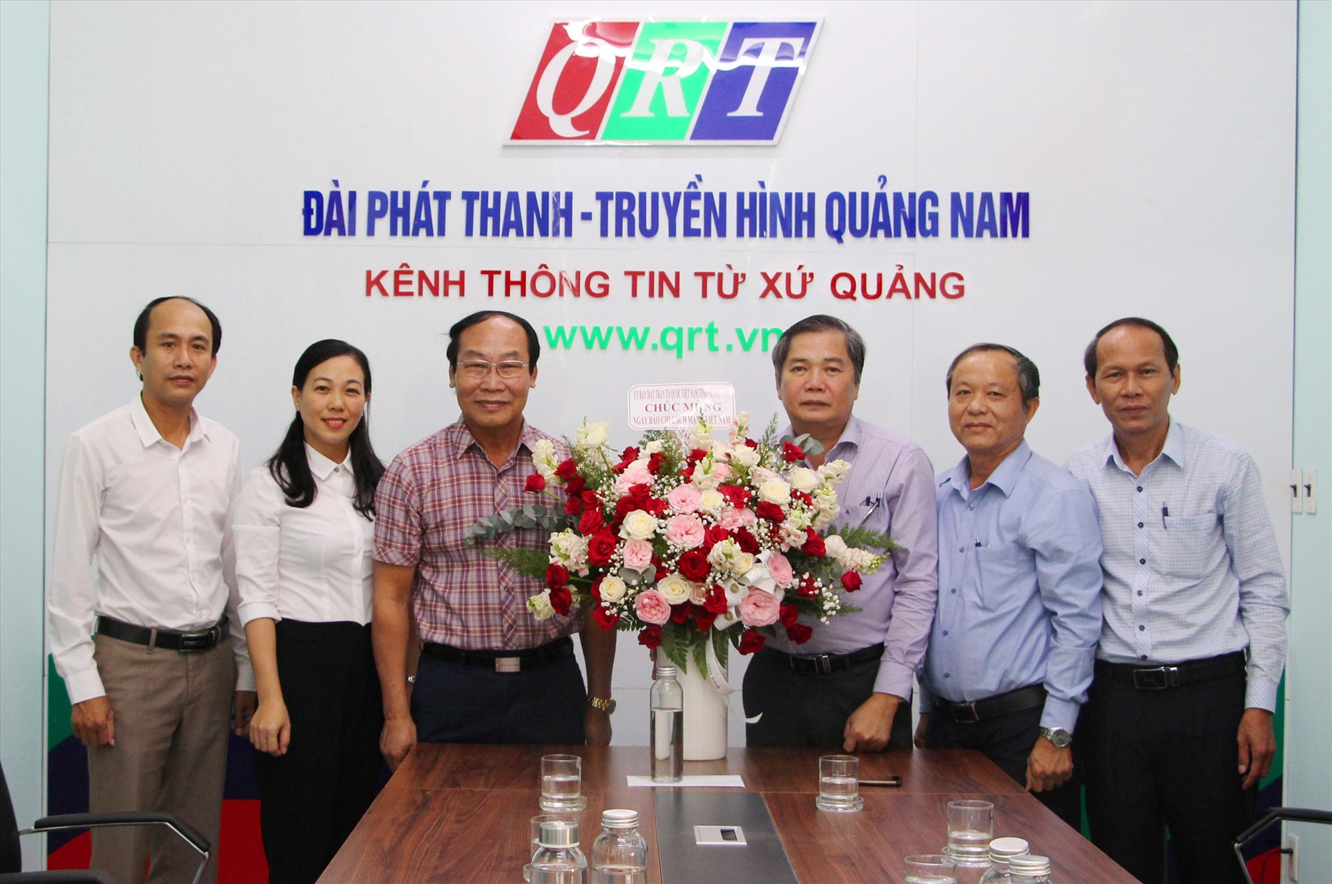 Ủy ban MTTQ Việt Nam tỉnh tặng hoa chúc mừng Đài Phát thanh - truyền hình tỉnh nhân Ngày báo chí. Ảnh: Mặt trận