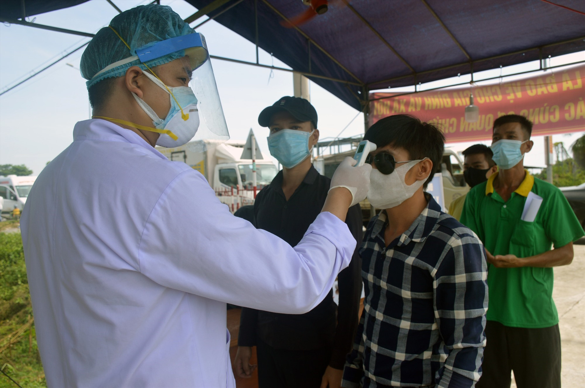 Kiểm soát và tổ chức khai báo y tế đối với người từ TP. Đà Nẵng về Quảng Nam. Ảnh: Q.T