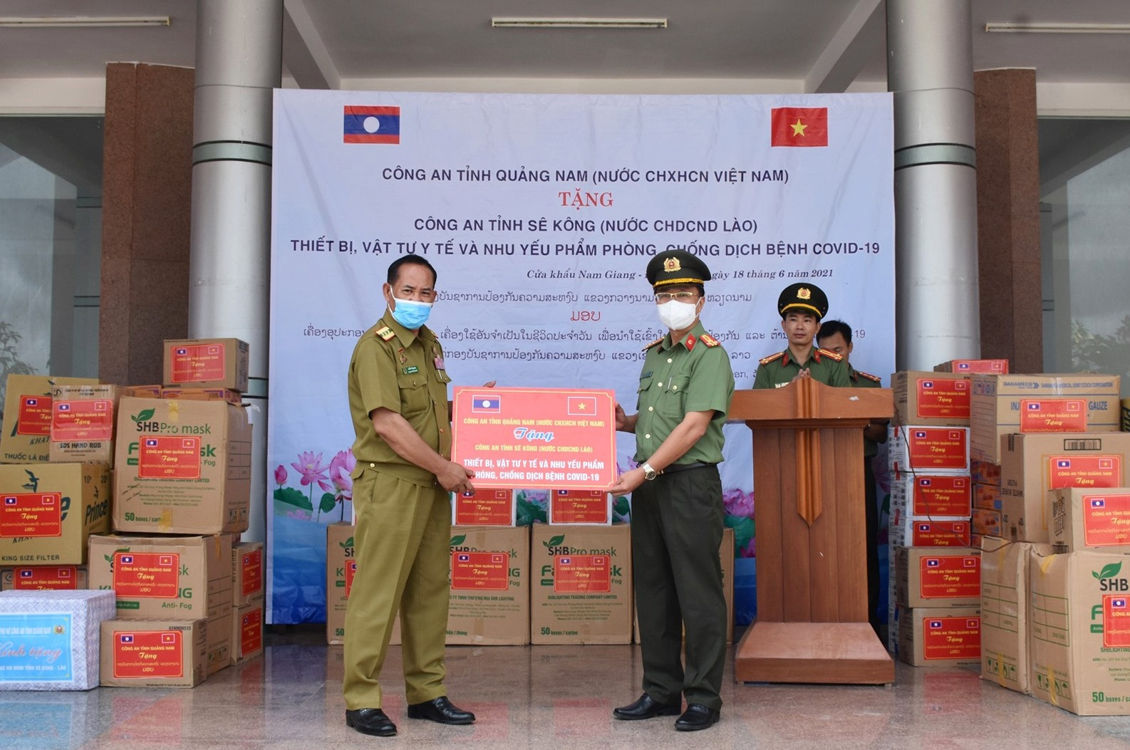 Thượng tá Nguyễn Thành Long tặng trang thiết bị, vật tư y tế phòng chống Covid-19 cho Công an tỉnh Sê Kông. Ảnh: Q.H