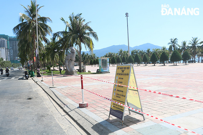 Dọc tuyến đường biển Võ Nguyên Giáp, Hoàng Sa, Nguyễn Tất Thành... lực lượng chức năng đã giăng dây, thông báo dừng hoạt động tắm biển. Ảnh: VĂN HOÀNG
