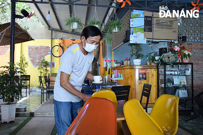 Một quán cà phê trên đường Phan Tứ, quận Ngũ Hành Sơn dọn dẹp, đóng cửa trước 12 giờ. Ảnh: VĂN HOÀNG