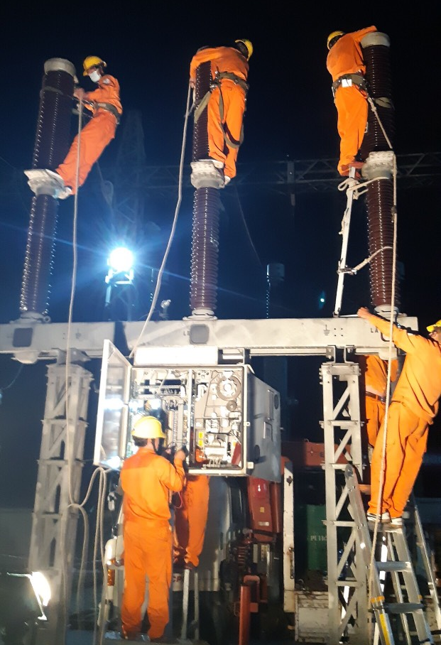 PC Quảng Nam tu sửa lưới điện.