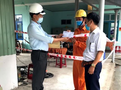 Giám đốc PC Quảng Nam Nguyễn Hữu Khánh thăm công nhân Đội quản lý vận hành điện lực.