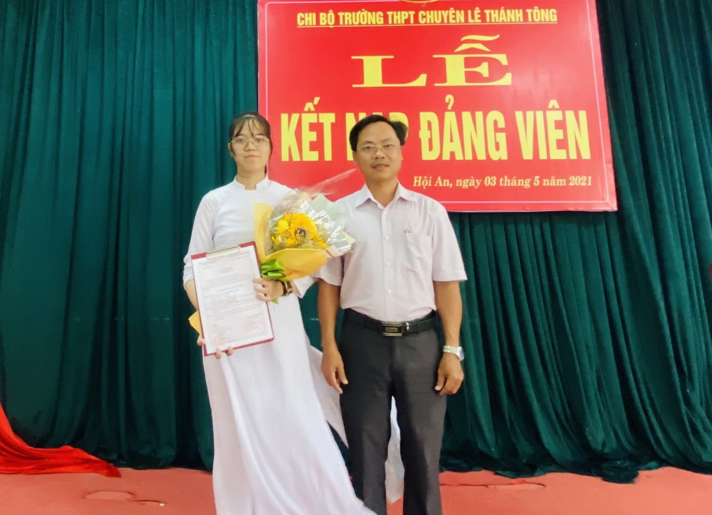 Kim Ngân - học sinh đầu tiên của Trường THPT chuyên Lê Thánh Tông được kết nạp Đảng. Ảnh: C.B