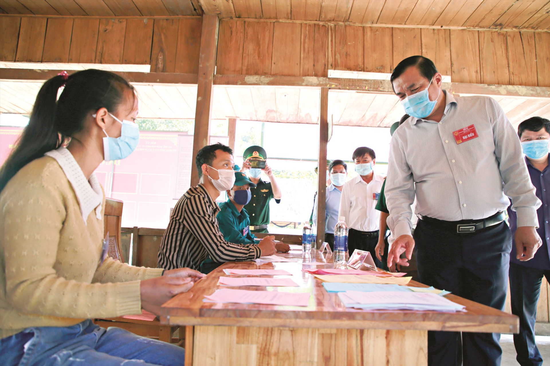 Bí thư Tỉnh ủy Phan Việt Cường kiểm tra công tác bầu cử ở một khu vực bỏ phiếu. Ảnh: THÀNH CÔNG