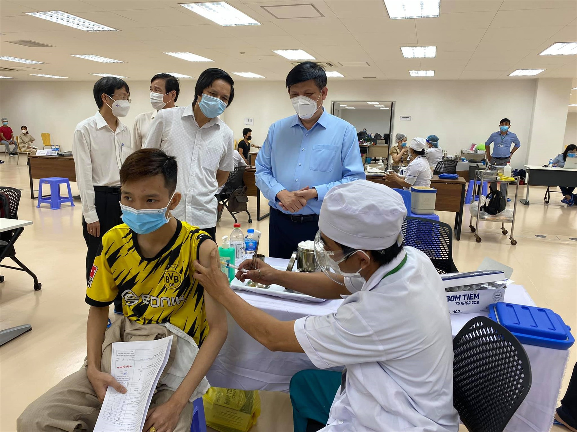 Bộ trưởng Bộ Y tế Nguyễn Thanh Long theo dõi quy trình tiêm vắc xin phòng Covid-19. Ảnh: ncov.moh.gov.vn
