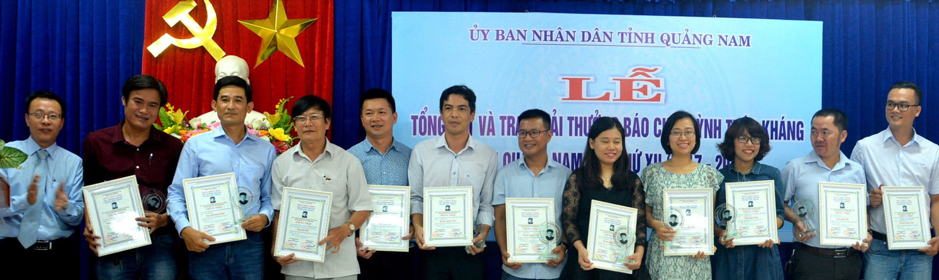 Các phóng viên đoạt Giải báo chí Huỳnh Thúc Kháng lần thứ XII (2017-2018).