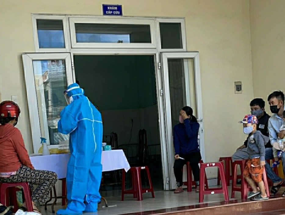 Đội cơ động đáp ứng nhanh của CDC Quảng Nam hỡi trợ Trung tâm Y tế Duy Xuyên lấy mẫu các trường hợp F1.