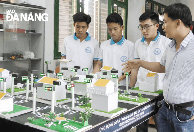 Đề tài nghiên cứu Ứng dụng LORA của khoa Cơ khí, Trường Đại học Sư phạm Kỹ thuật Đà Nẵng được Đại học Đà Nẵng và Liên hiệp các  Hội Khoa học và Kỹ thuật thành phố đánh giá cao về tính ứng dụng trong nghiên cứu khoa học. (Ảnh chụp tháng 12-2020)          Ảnh: X. BÌNH
