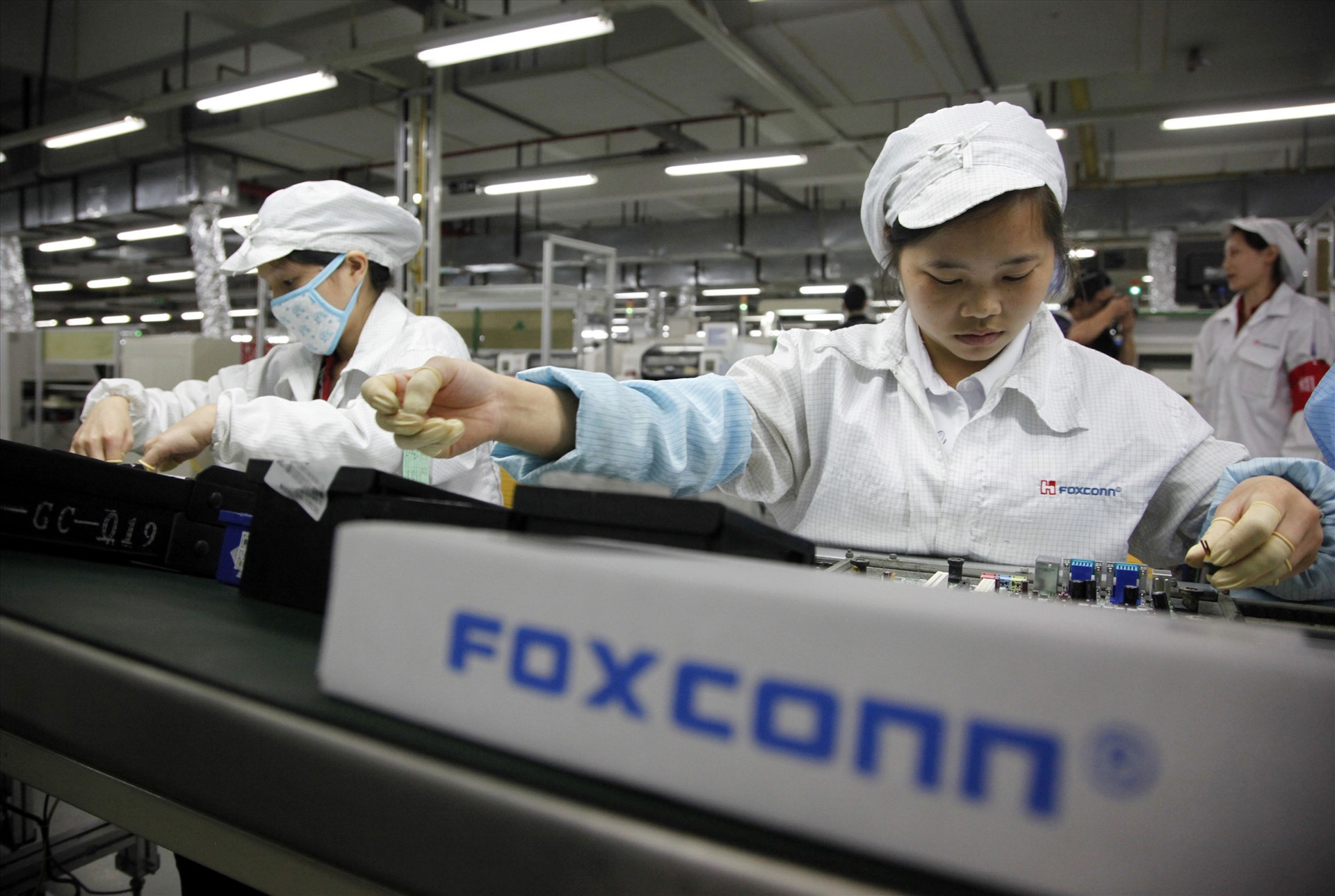 Nhà máy Foxconn ở Trịnh Châu, Trung Quốc đã bắt đầu tuyển dụng nhân công quy mô lớn, tăng mức lương trung bình lên 5.000 nhân dân tệ. Ảnh: Getty Images