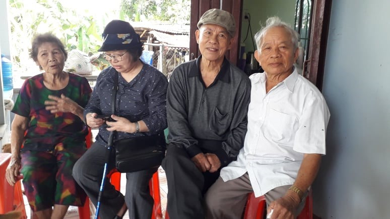 Bà Huỳnh Thị Phương Liên (thứ 2 bên trái) gặp đồng đội của nhà văn - nhà báo Chu Cẩm Phong. Ảnh: H.D.L