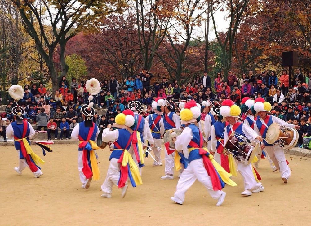 Trình diễn múa dân gian Hàn Quốc ở làng Minsokchon. Ảnh: tripadvisor