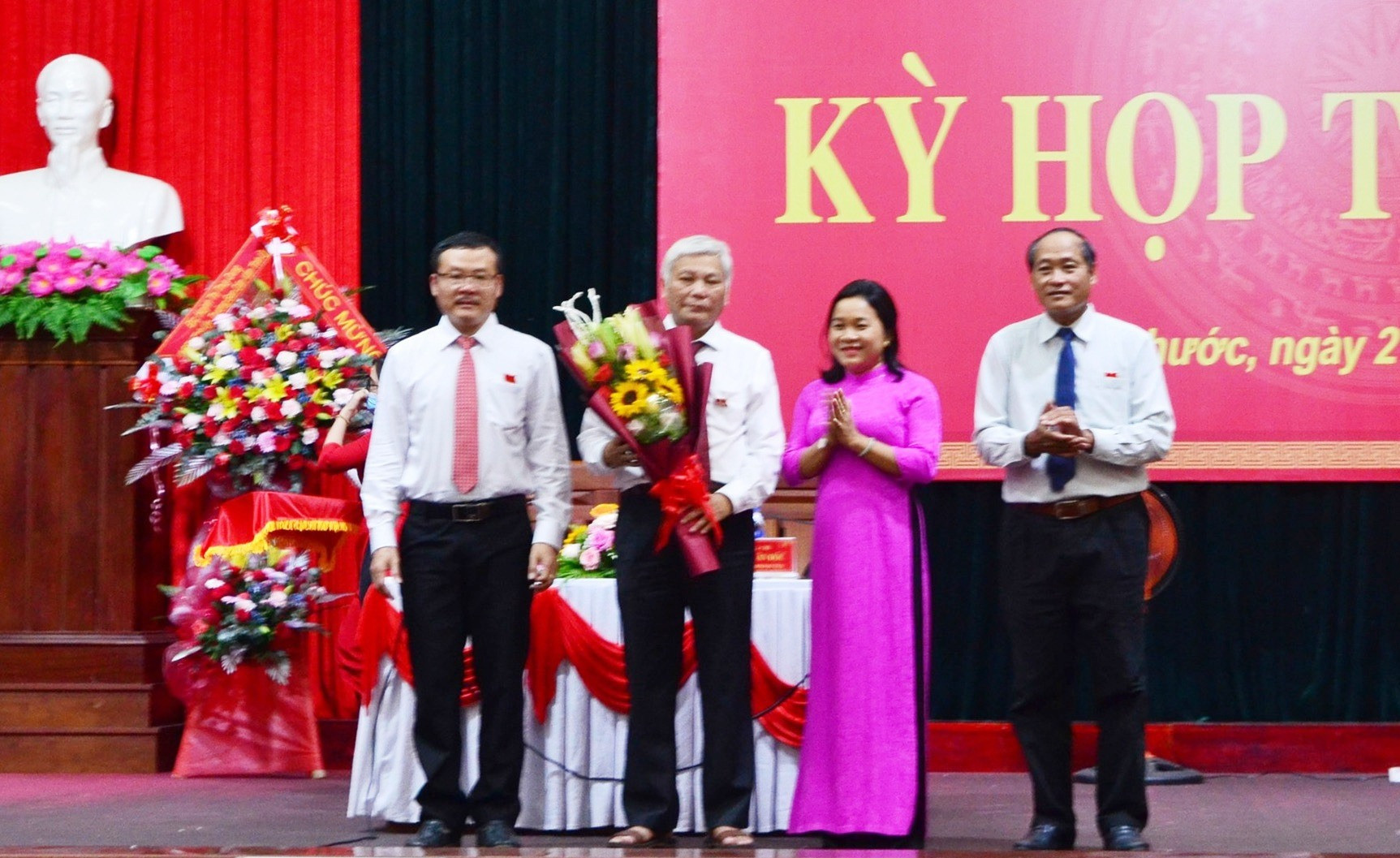 Ông Phạm Văn Đốc (đứng giữa) tái đắc cử Chủ tịch HĐND huyện Tiên Phước khóa XII, nhiệm kỳ 2021 - 2026