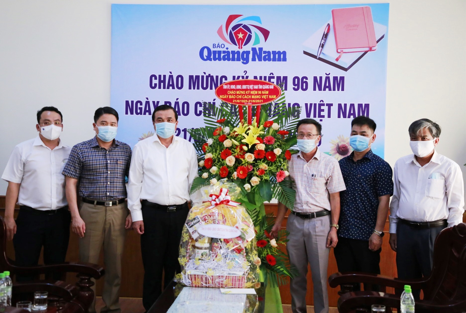 Đồng chí Phan Việt Cường và đoàn công tác tặng lẵng hoa, quà cho tập thể Báo Quảng Nam. Ảnh: T.C
