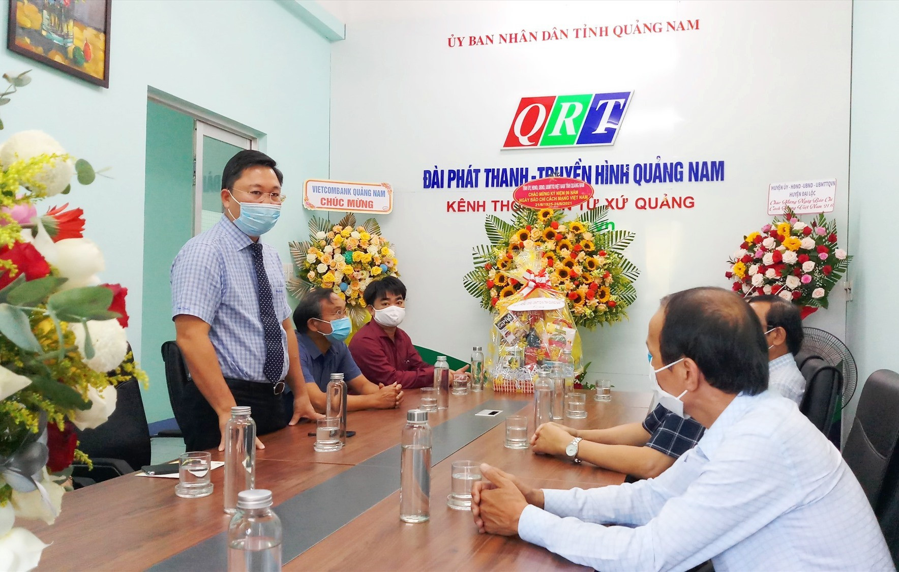 Chủ tịch UBND tỉnh Lê Trí Thanh thăm, chú mừng QRT nhân ngày Báo chí cách mạng Việt Nam. Ảnh: A.N