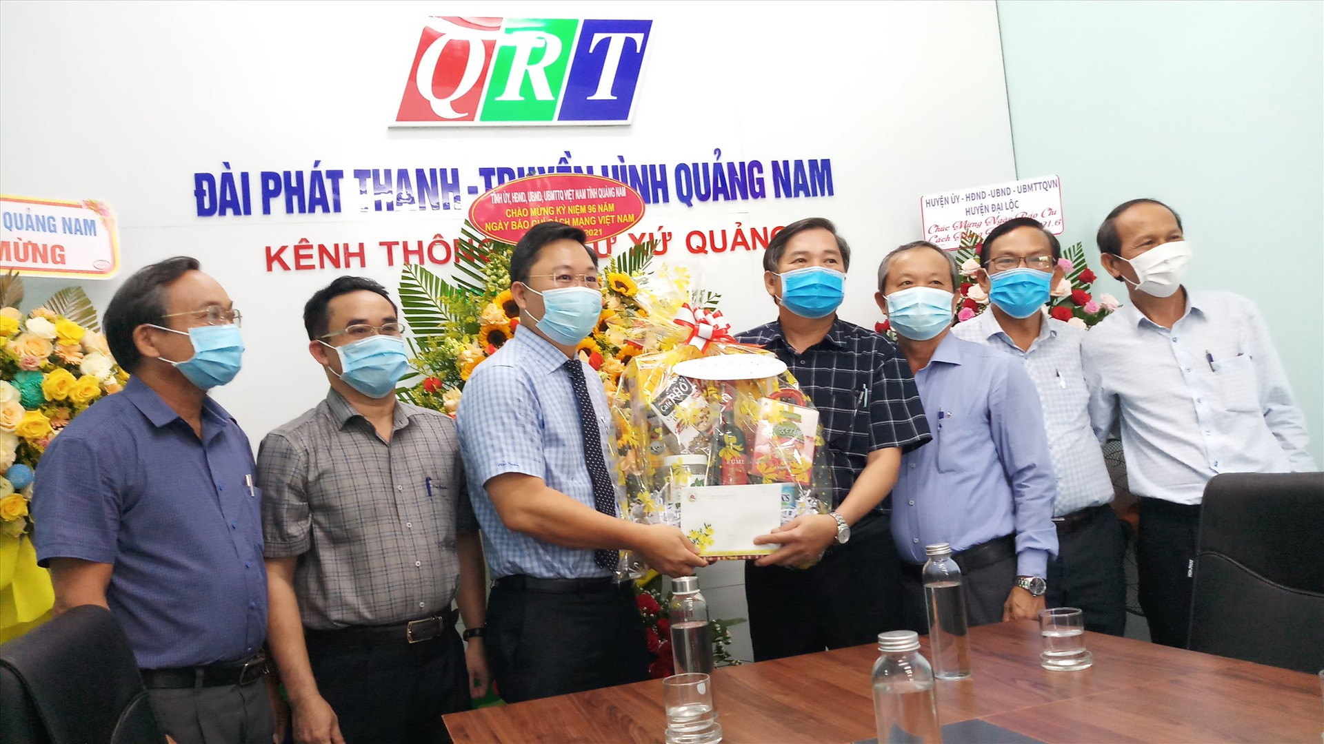 Đồng chí Lê Trí Thanh trao quà động viên tập thể Đài QRT nhân dịp đến thăm, chúc mừng ngày Báo chí cách mạng Việt Nam. Ảnh: A.N