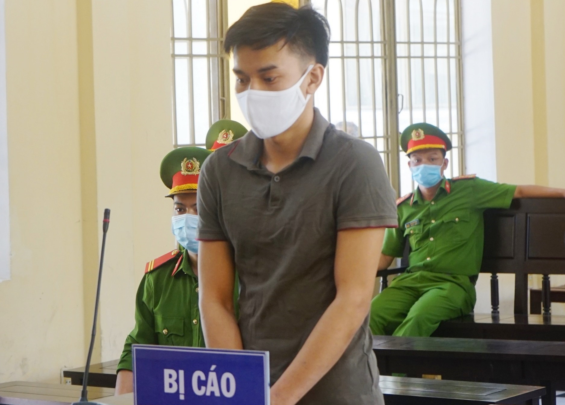 Bị cáo Nguyễn Hồng Huấn tại phiên tòa. Ảnh PHƯƠNG LOAN