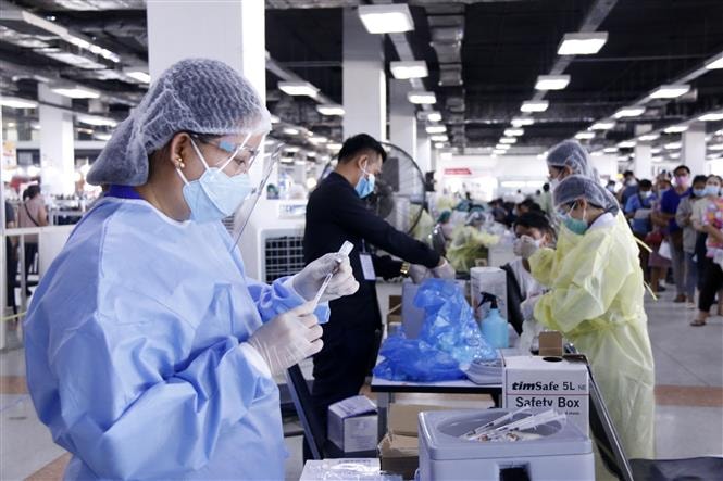 Một nhân viên y tế chuẩn bị vaccine trước khi tiêm cho người dân tại 1 điểm tiêm ở thủ đô Vientiane. Ảnh: Phạm Kiên - Phóng viên TTXVN tại Lào