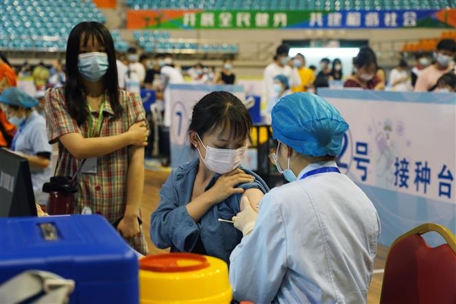 Tiêm vaccine ngừa Covid-19 tại một trung tâm tiêm chủng ở tỉnh Giang Tô, Trung Quốc, ngày 4-6-2021. Ảnh: THX/TTXVN