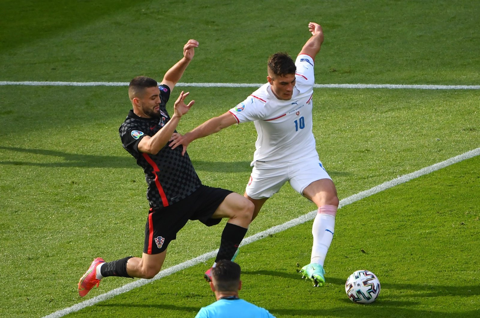 Từ sự ăn ý của Kovacic (áo sẫm) với Modric ở tuyến tiền vệ, Croatia đang hy vọng sẽ giành được chiến thắng trước Scotland để lọt vào vòng 16 đội tại EURO 2020. Ảnh: REUTERS