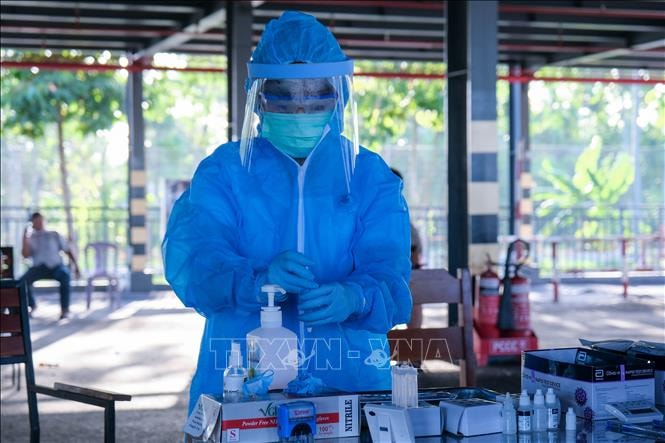 Thực hiện các biện pháp phòng Covid-19 trong cộng đồng. Ảnh: TTXVN.