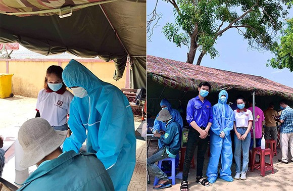 SV Huệ Phương (mặc áo bảo hộ y tế) đang thực hiện đo nhiệt độ cho người dân đi qua chốt kiểm dịch xã Đại Hiệp, huyện Đại Lộc , ráp rnh TP Đà Nẵng. Ảnh VS