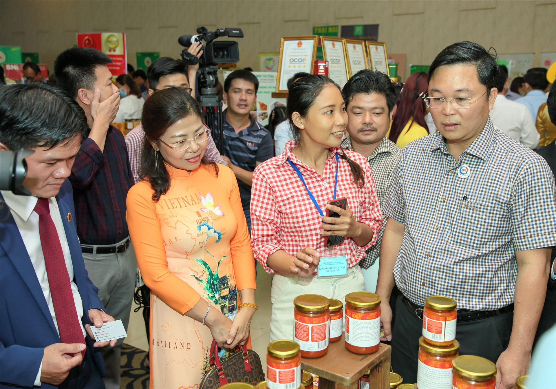 Lãnh đạo tỉnh tham quan các quầy trưng bày sản phẩm OCOP, sản phẩm khởi nghiệp của Quảng Nam tại TP.Hồ Chí Minh. Ảnh: QNB