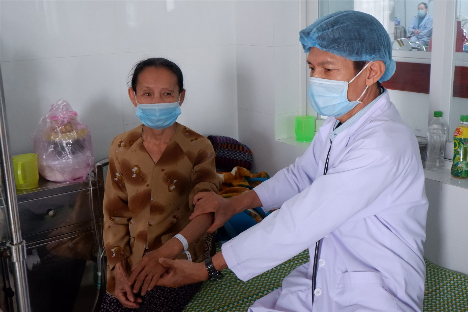 Hiện nhân lực ngành Y tế các tuyến tại Quảng Nam đang gặp nhiều khó khăn. Ảnh: X.H
